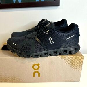ON Cloud 5 - Black Women’s Size 8 Sneakerss